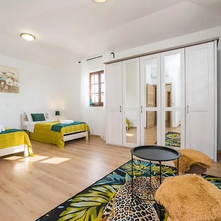 Four-bedroom In Muline Сasa de vacaciones