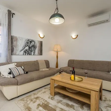 Four-bedroom In Muline Сasa de vacaciones *